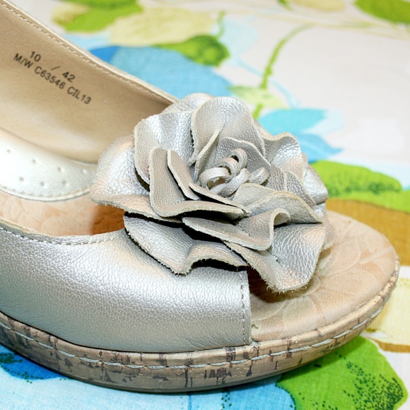 Flower Detailed Metallic Leather & Cork Wedges - Picture 6 of 8